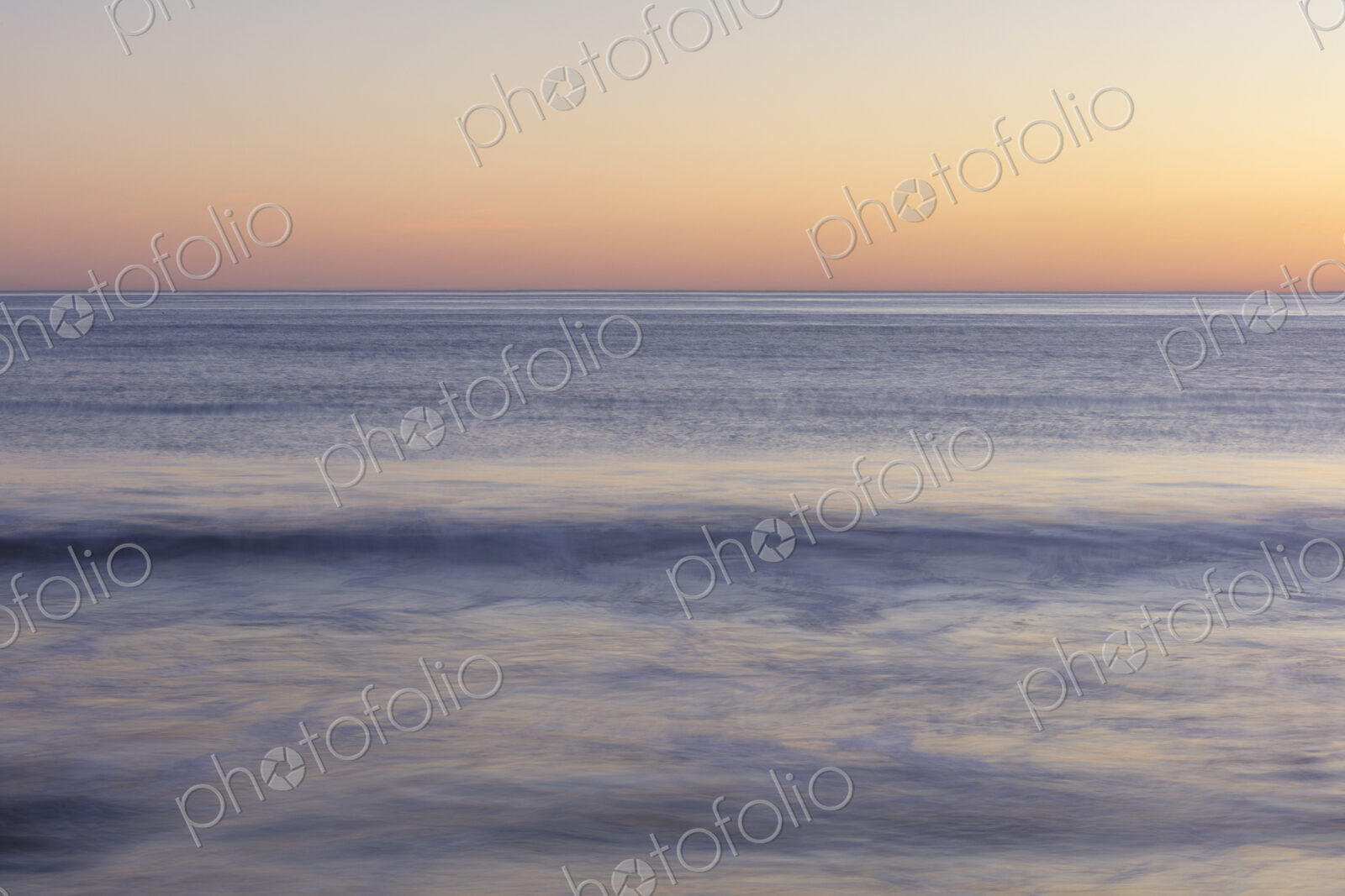 Ocean seascape, view to the horizon over the water surface.