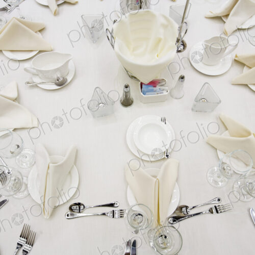 Place settings on round table