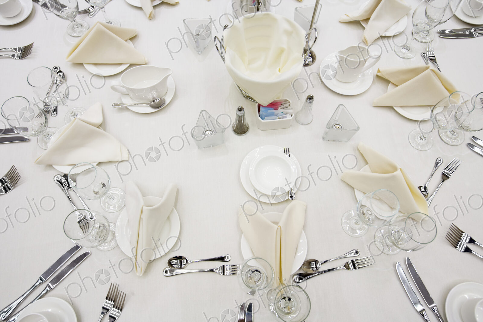 Place settings on round table