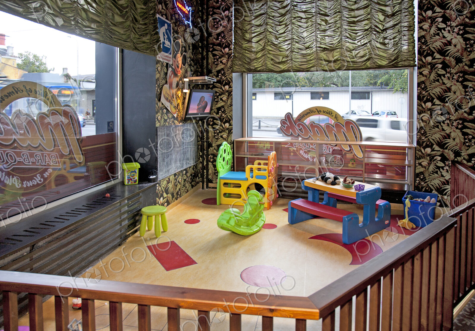 Play Pen at a Diner