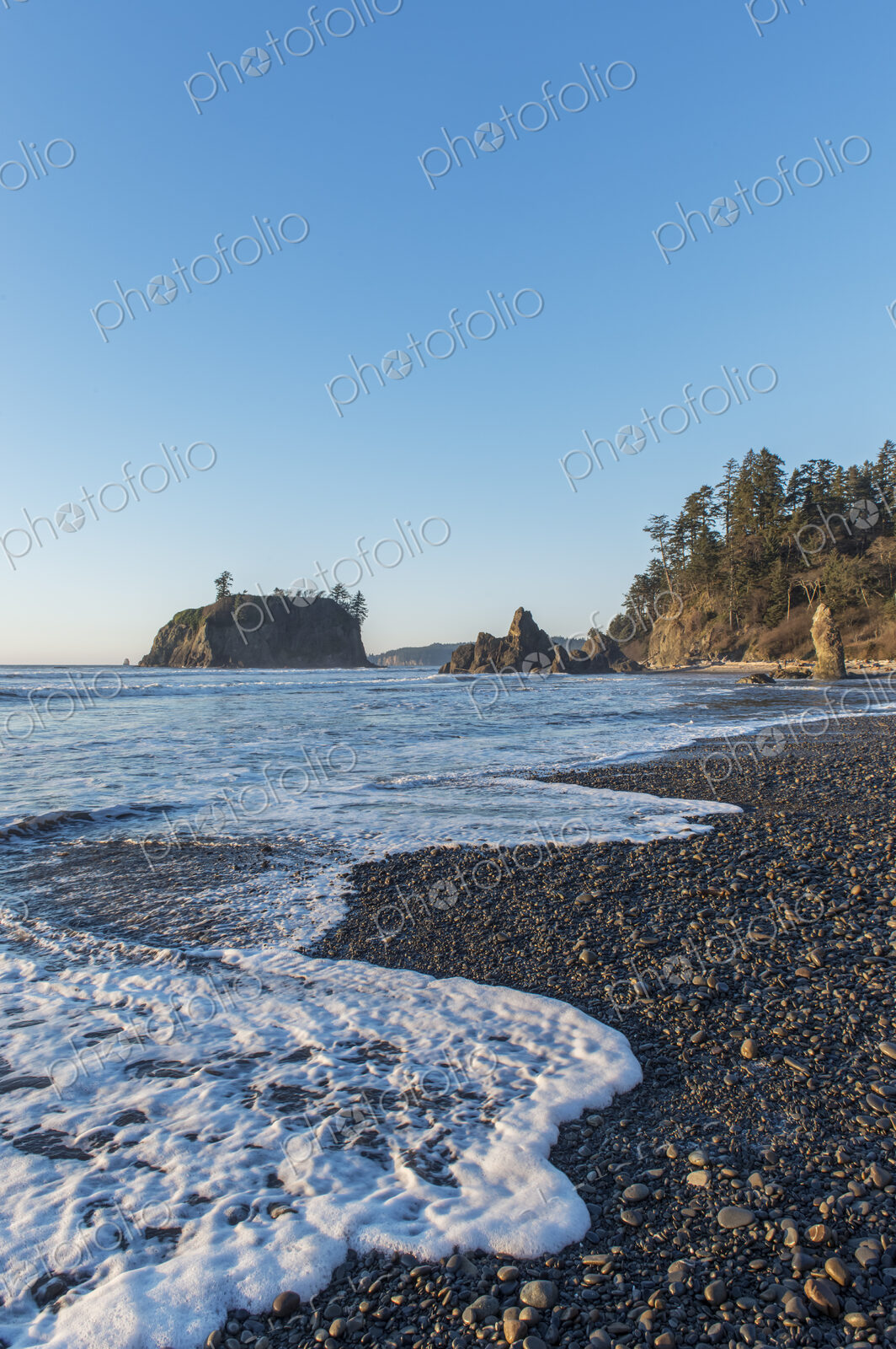 Ruby Beach, the water’s edge and view to the seastack and cliffs of the coast.