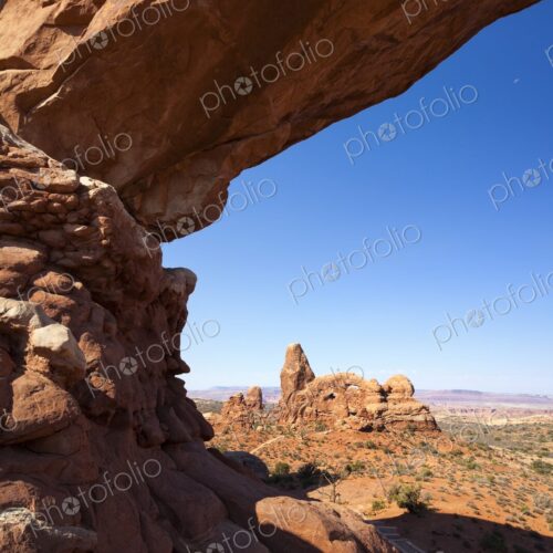 Scenic view of Turret Arch framed by the sandstone curve of North Window Arch in…