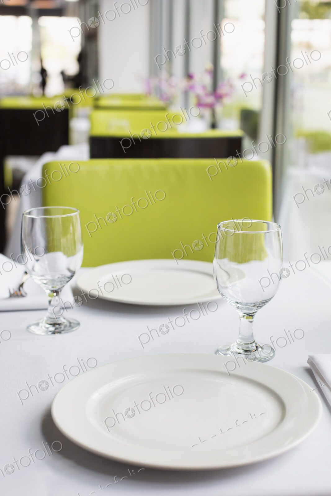 Set table in restaurant