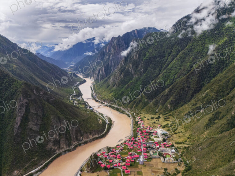 Sichuan Tibet Border, Jinsha River Bordering Tibet, Gangtuocun, Sichuan Province, Kham…