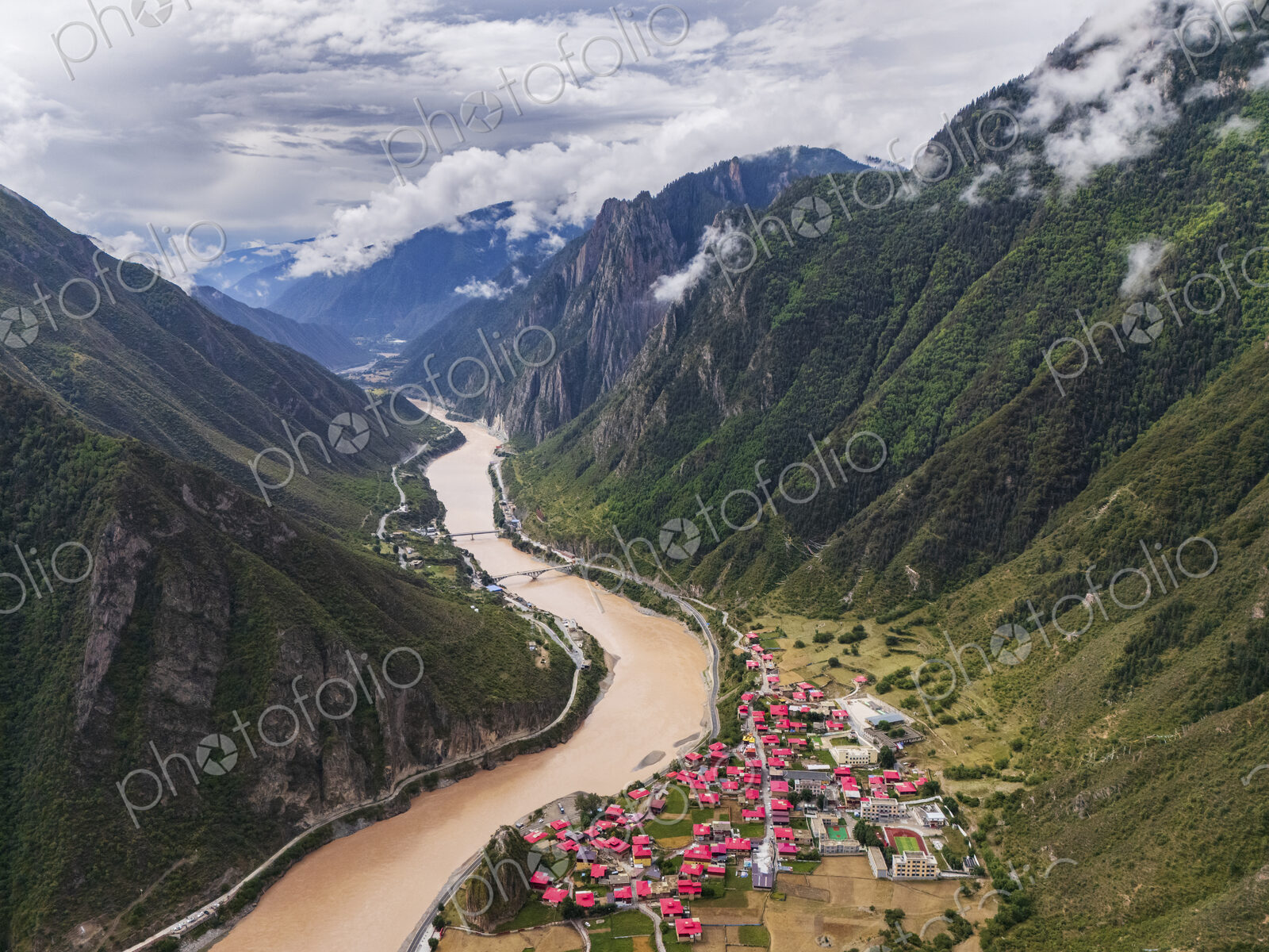 Sichuan Tibet Border, Jinsha River Bordering Tibet, Gangtuocun, Sichuan Province, Kham…