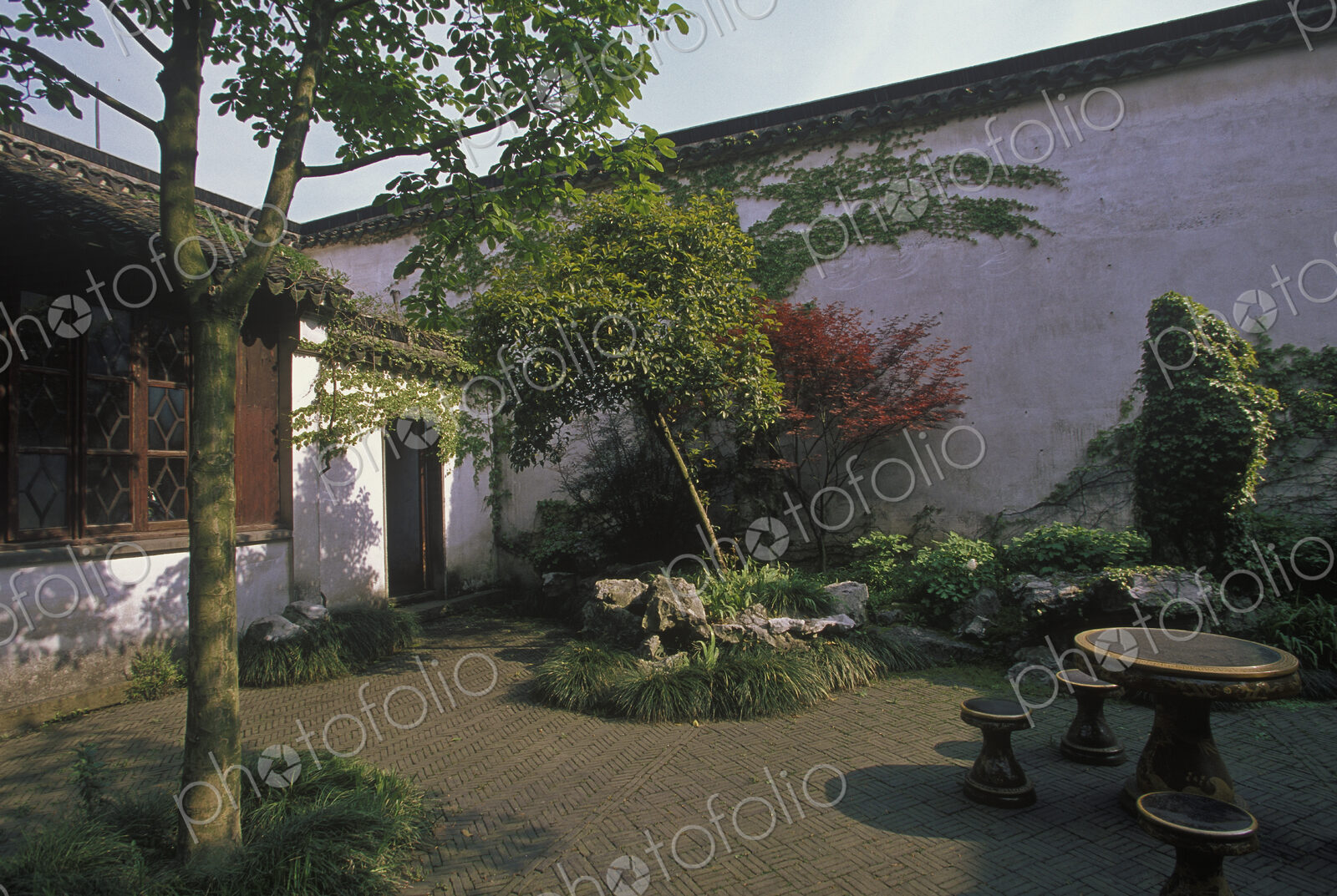 Song Dynasty gardens, Master of the Fishing Nets courtyard, pavilion and plants.