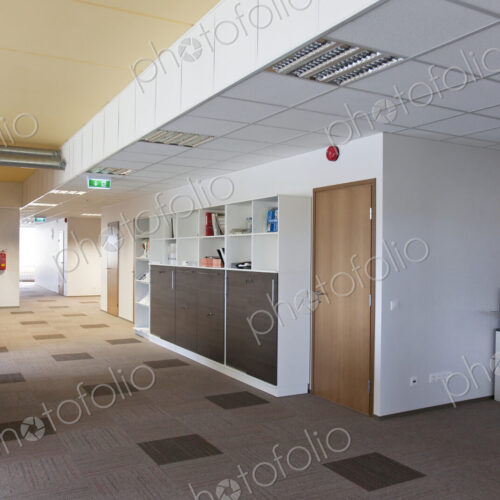 Spacious Office Hallway Spacious Office Hallway