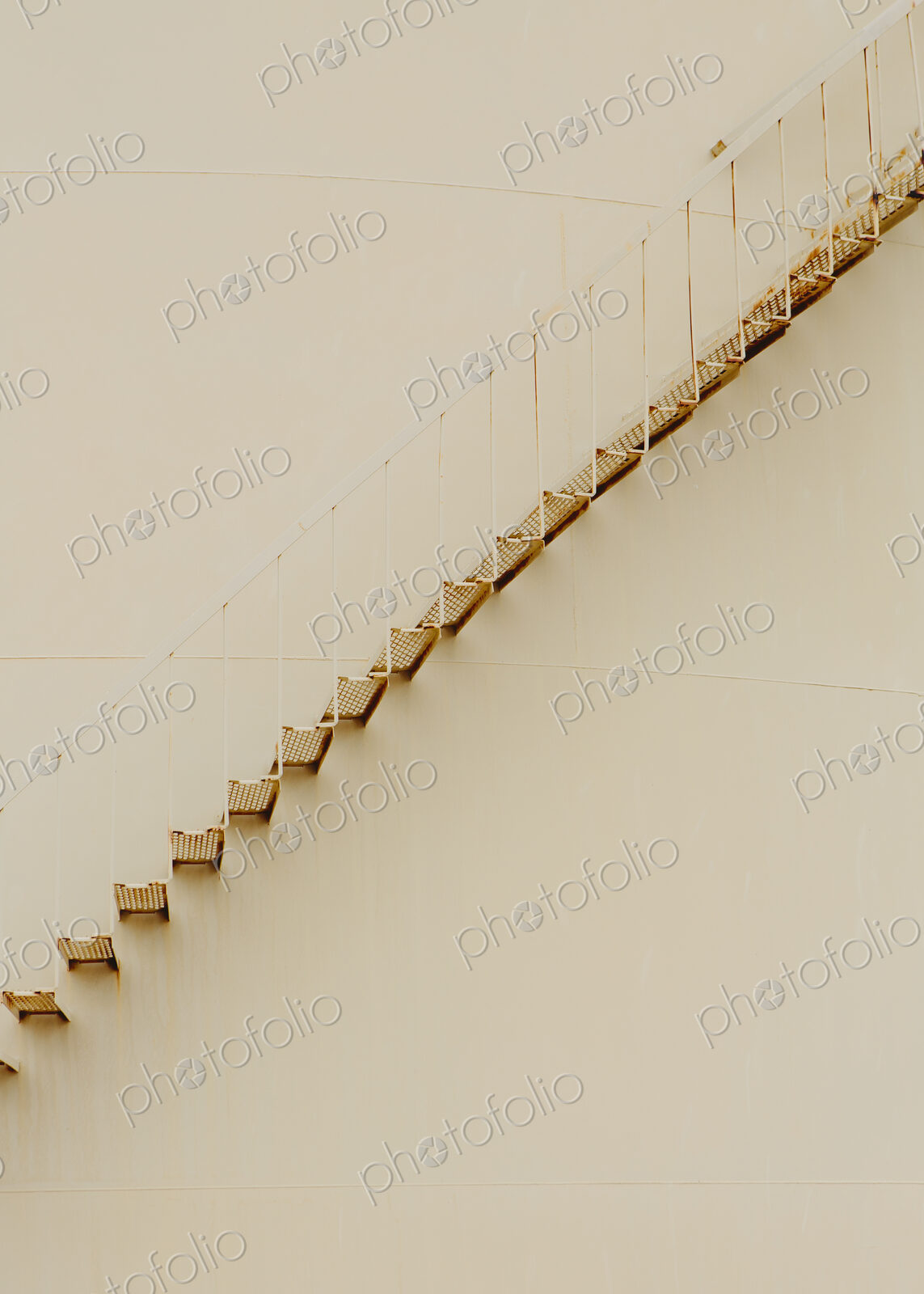 Steps on oil storage container