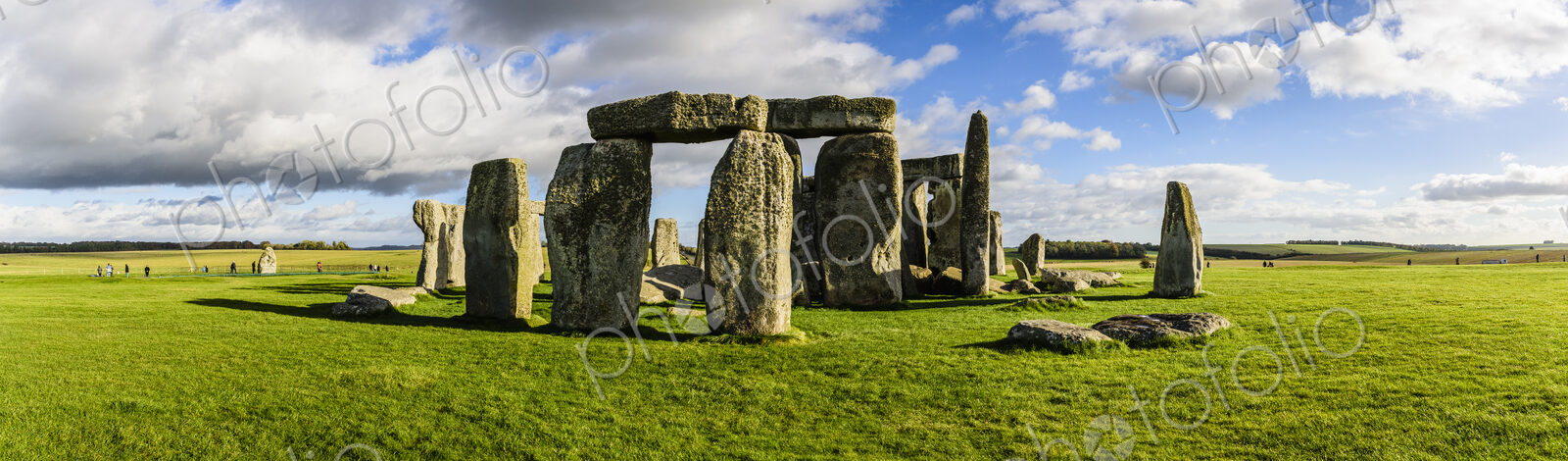 Stonehenge, prehistoric henge with large stones