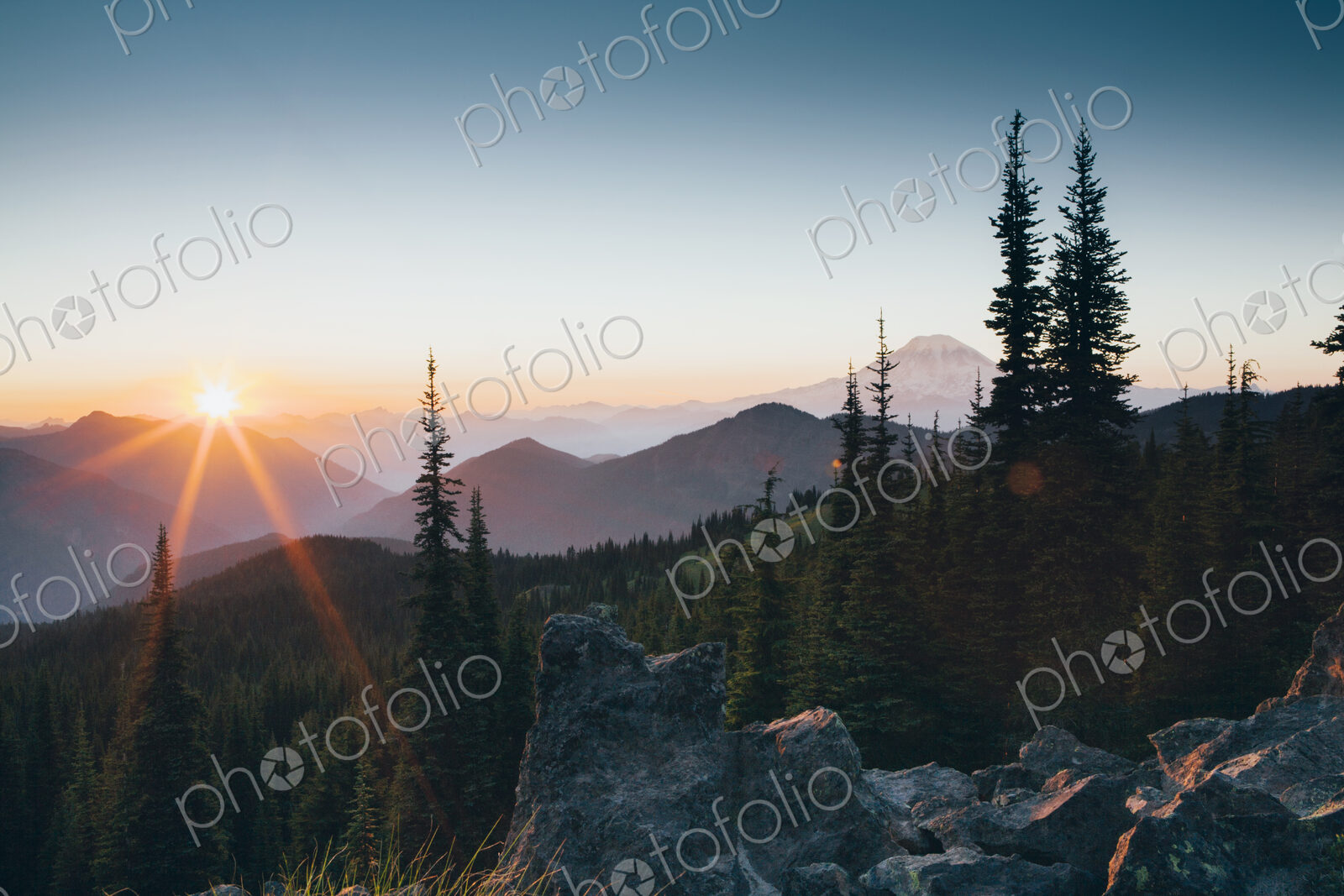 Sunset over the Cascade Range of mountains at Goat Rocks Wlderness.