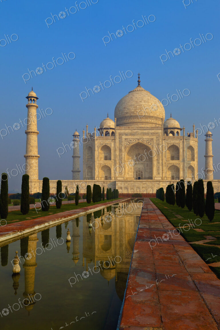 Taj Mahul Under a Blue Sky