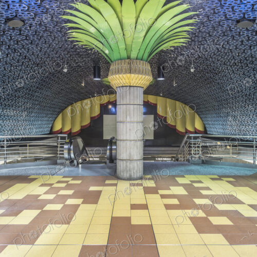 The Hollywood Vine rapid transit underground station, a pillar decorated as a palm… The Hollywood Vine rapid transit underground station, a pillar decorated as a palm…