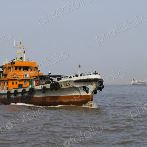 Tugboat on the Huangpu River Tugboat on the Huangpu River