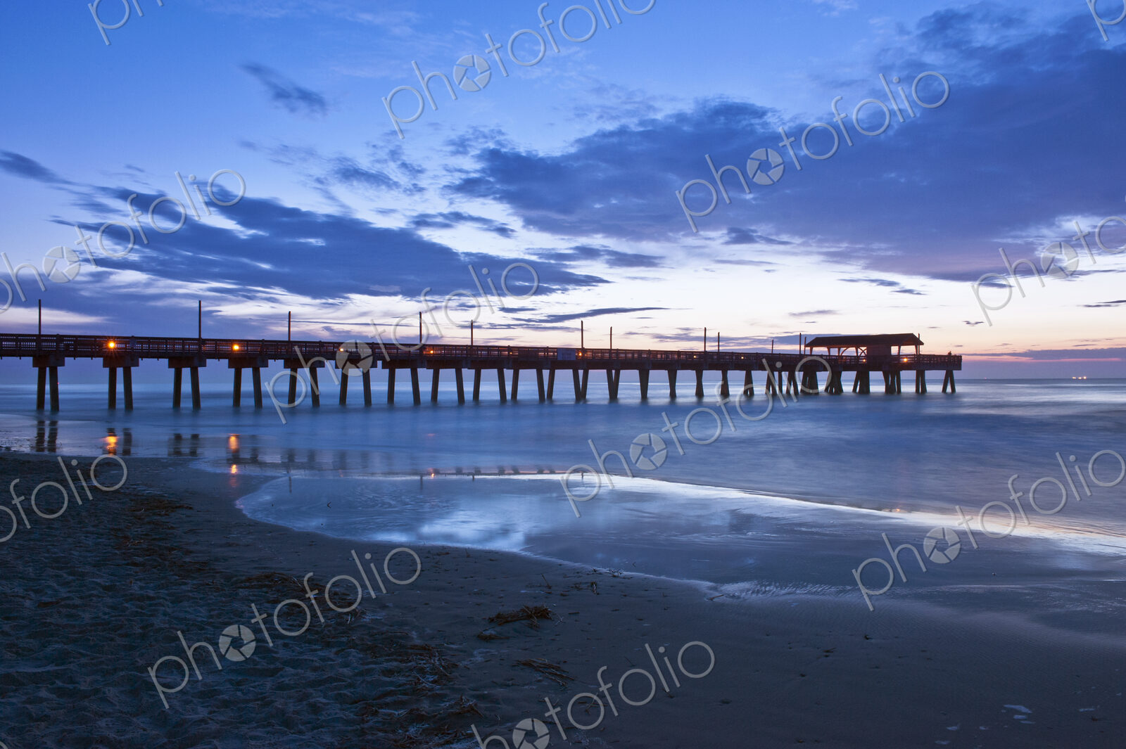 USA, GA, Tybee Island, Tybee Pier at Dawn