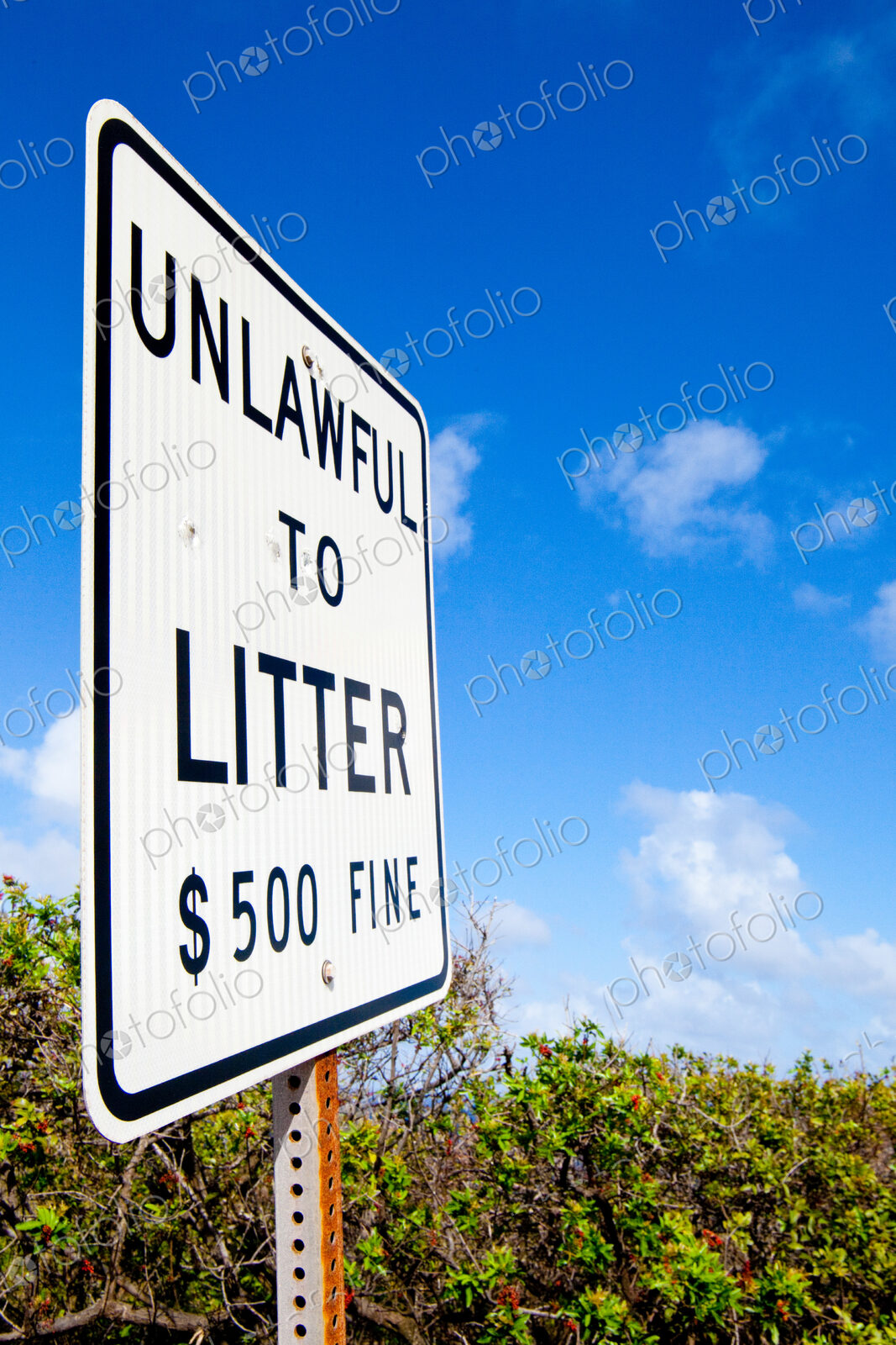 Unlawful to Litter sign, and a $500 fine.