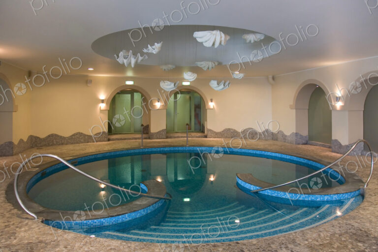 Upscale Circular Spa Pool