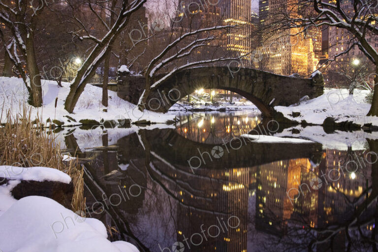 View across the Pond towards Gapstow Bridge in Central Park in Manhattan after a snow…