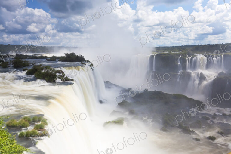 View along the Iguacu (Iguazu) Falls, Cataratta Foz do Iguacu, Parana, Iguazu National…
