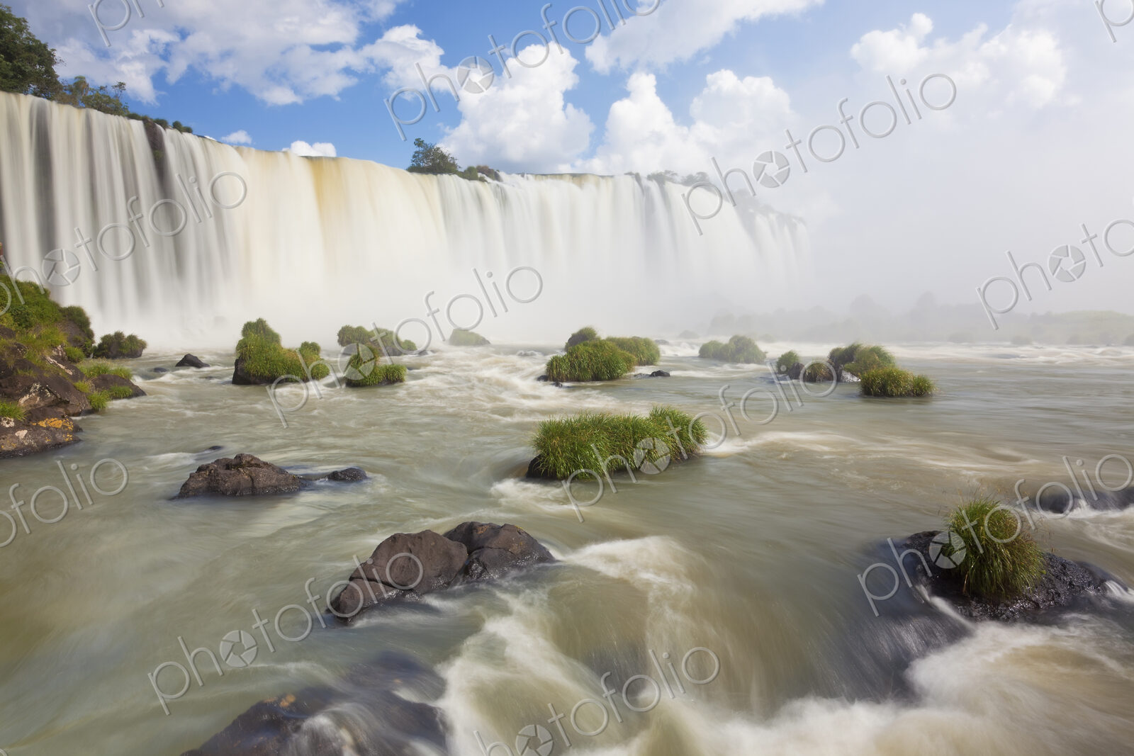 View along the Iguacu (Iguazu) Falls, Cataratta Foz do Iguacu, Parana, Iguazu National…