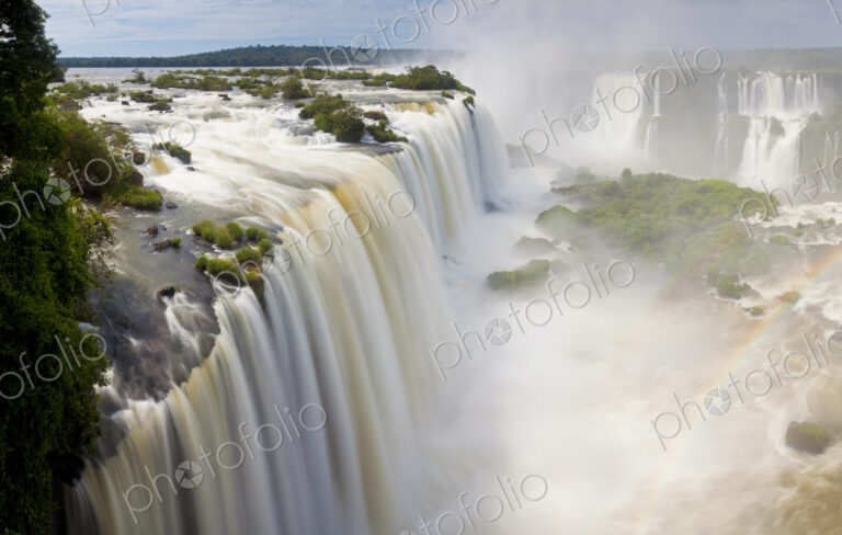 View along the Iguacu (Iguazu) Falls, Cataratta Foz do Iguacu, Parana, Iguazu National…