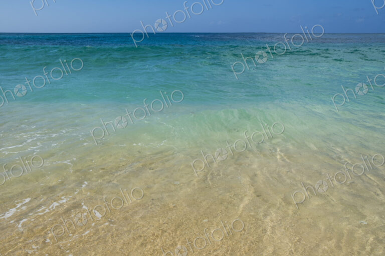 View of turquoise tropical waters of Oahu, Hawaii