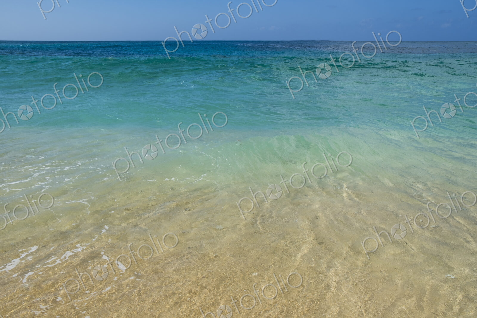 View of turquoise tropical waters of Oahu, Hawaii