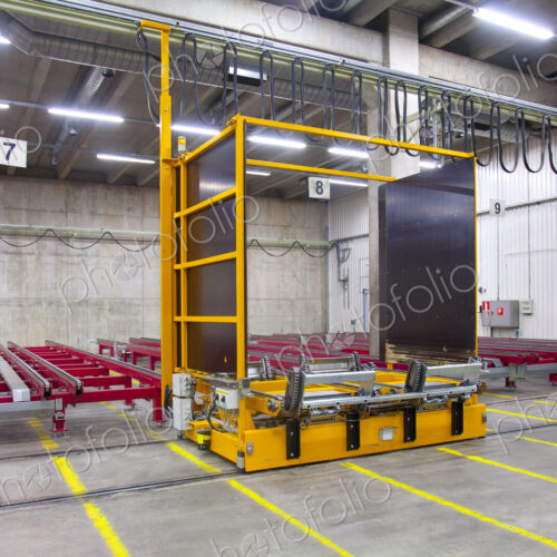 Warehouse,and distribution centre for goods, drinks industry. Steel platforms and pallets