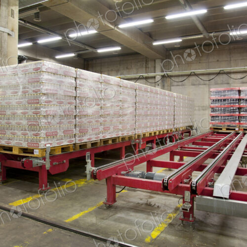 Warehouse,and distribution centre for goods, platforms and pallets,lifting…