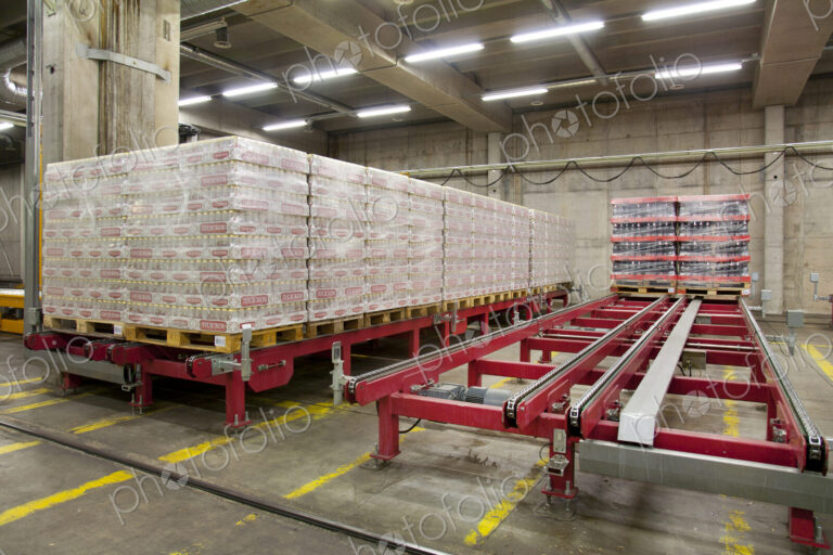 Warehouse,and distribution centre for goods, platforms and pallets,lifting…