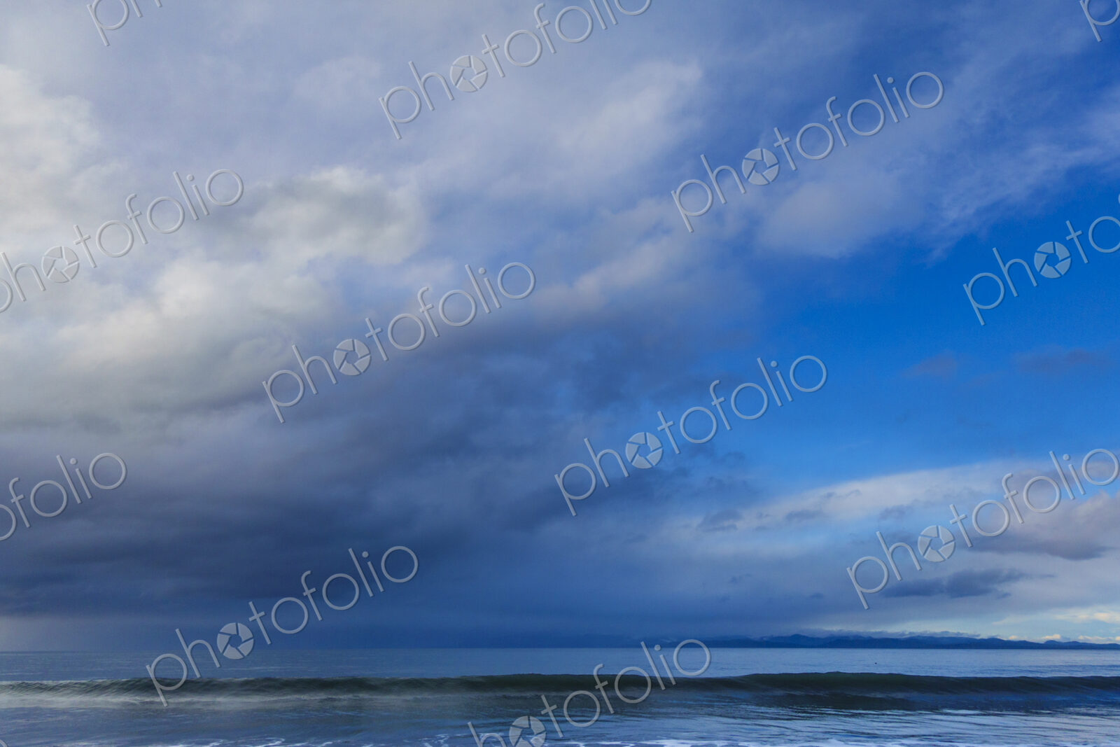 Waves breaking on beach along the Strait of Juan de Fuca, Port Angeles, WA USA
