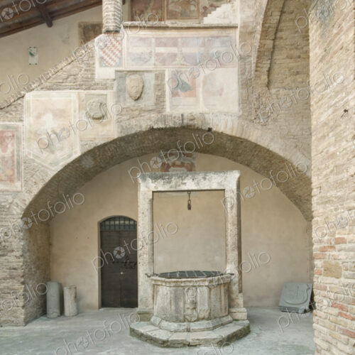 Well in the Palazzo Comunale Well in the Palazzo Comunale