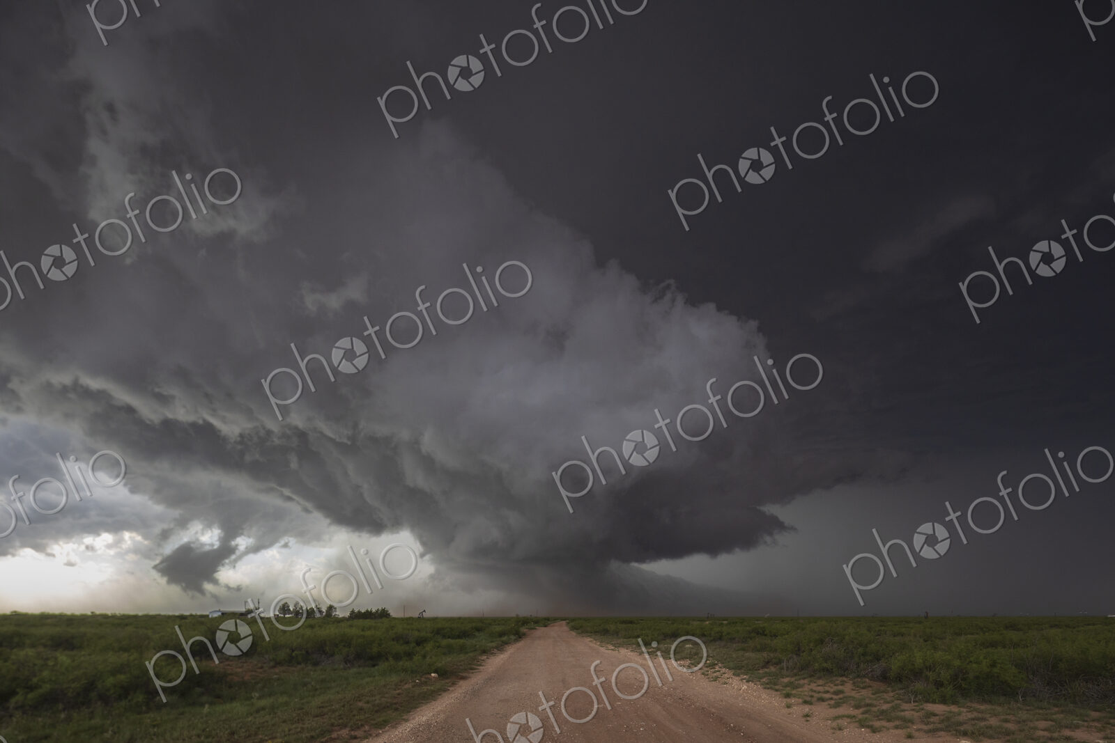 Wrapping RFD on the SE side of the Hook on a Tornado-Warned Supercell