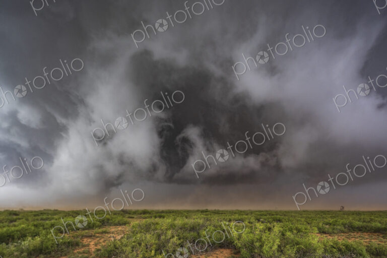 Wrapping RFD on the SE side of the Hook on a Tornado-Warned Supercell