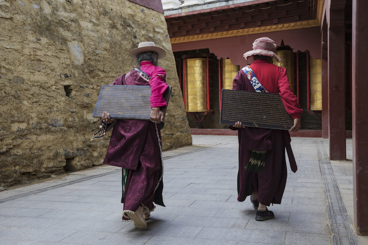 People category — Tibetan Women Carrying inscribed Tablets to be Built into a Mani Wall Tagong, Sichuan… Tibetan Women Carrying inscribed Tablets to be Built into a Mani Wall Tagong, Sichuan…